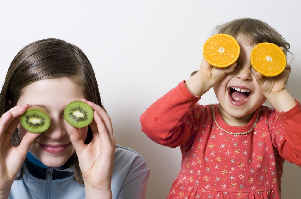 kids using fruit for eyes